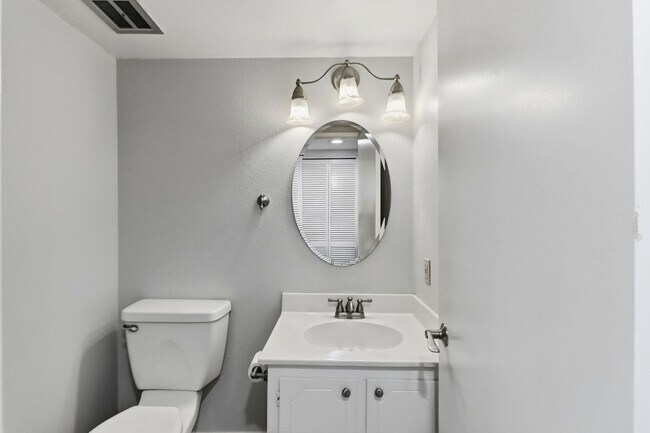 Building Photo - North Davis Condo-Available