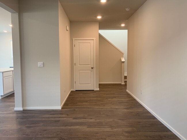 Building Photo - 4 BED/2.5 BATH PLUS A HUGE BONUS ROOM! HIGH END FINISHES! LARGE FENCED BACKYARD !