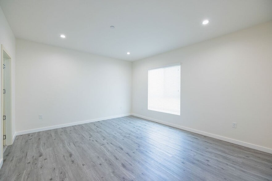 Building Photo - 1130 1/2 West 39th Street