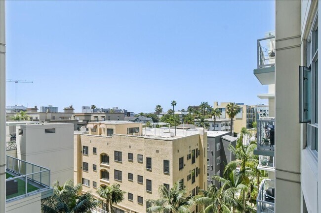 Building Photo - Move-In ready 1 Bed + Den in Discovery on Cortez Hill in Downtown