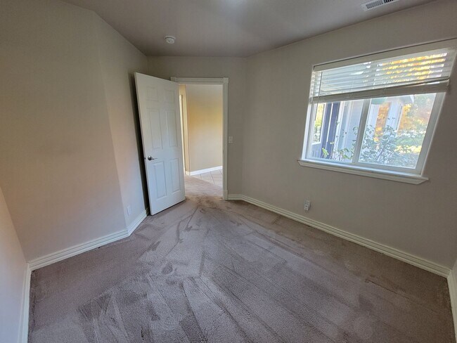 Building Photo - 3BR/2.5BA Home Near River – Stamped Patio,...