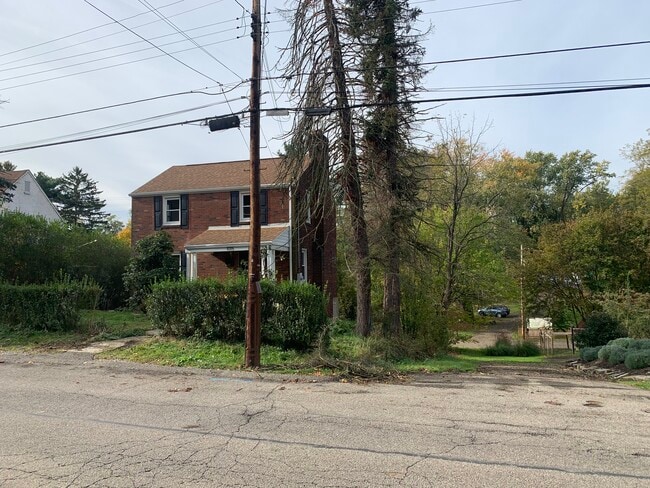 Building Photo - 1015 Willow Dr