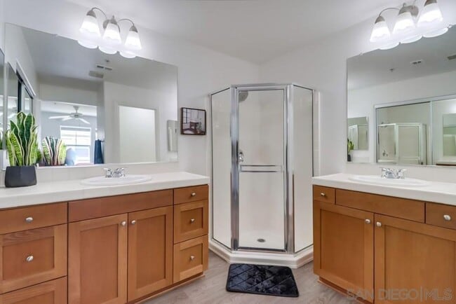 Building Photo - Tri-Level Townhome Condo for Rent – 2 Bed,...