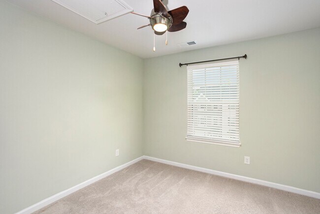 Building Photo - Beautiful 3 bedroom, 2.5 bath townhome in RTP Available August 15!