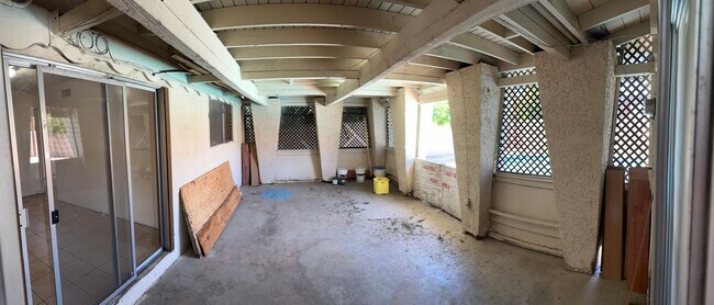 Building Photo - 3 Bedroom / 2 Bathroom Pool Home In Hemet