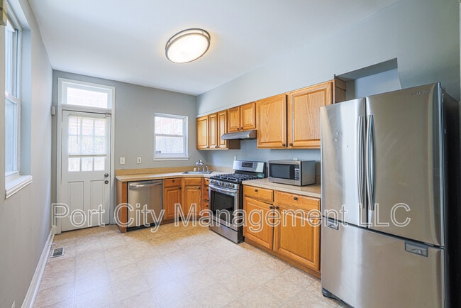 Building Photo - 1007 Baylis St