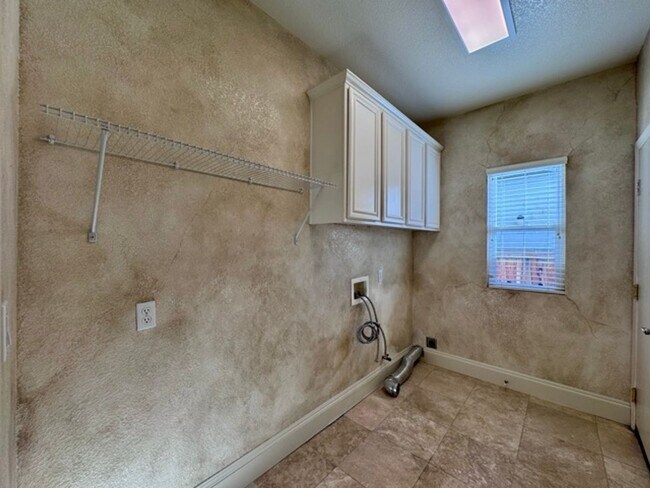 Building Photo - FOR LEASE: Stunning expansive 3 Bedroom Re...