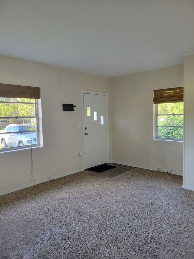 Building Photo - 493 Lake Howard Dr SW