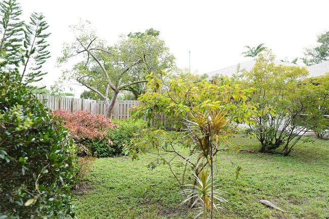 Building Photo - 821 SW 13th Ct