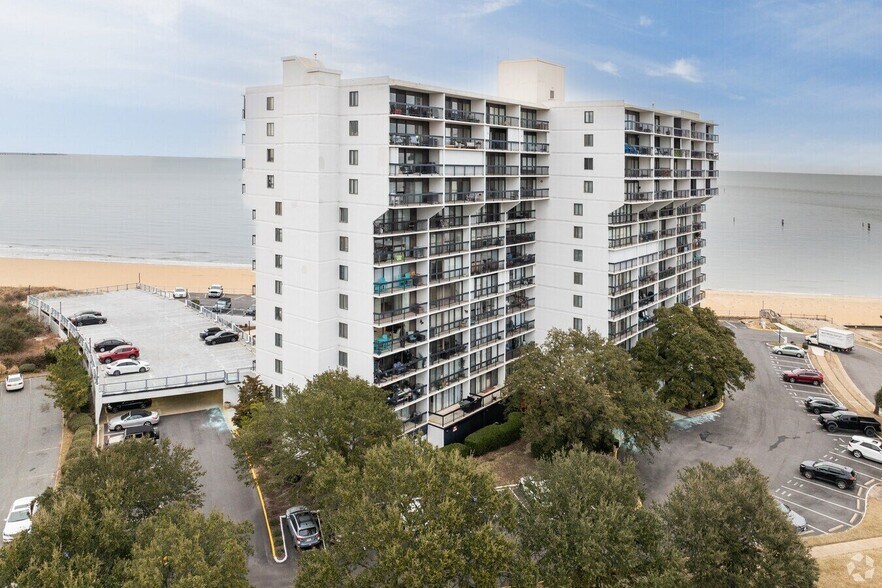 Building Photo - 3558 Shore Dr