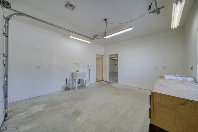 Building Photo - 3011 Pebble Beach Ave