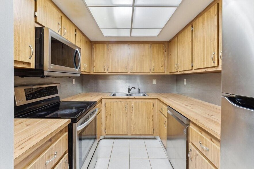 Building Photo - 6463 La Costa Dr