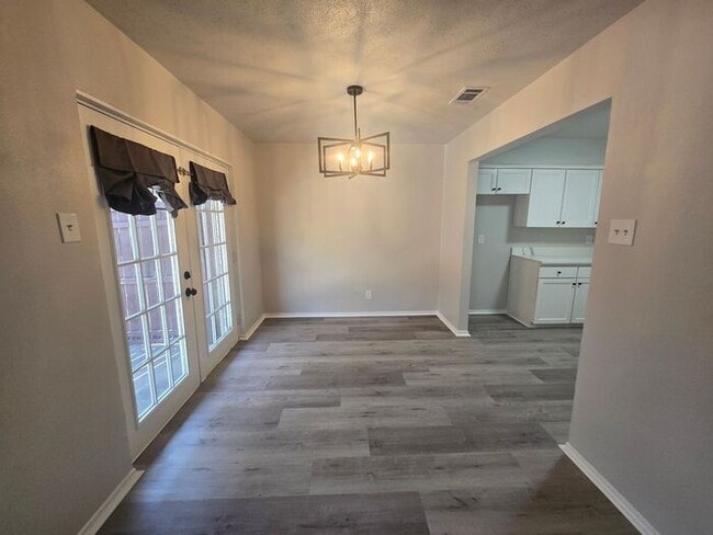 Building Photo - 3 Bedroom/2 Bathroom/1 Covered Parking Places - Remodeled