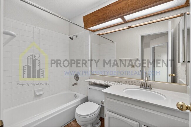 Building Photo - Spacious 3-Bedroom Retreat with 2.5 Baths in Prime Elk Grove Location
