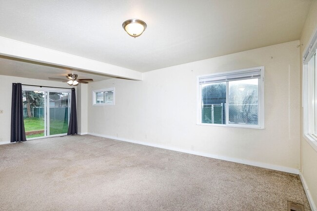 Building Photo - 2 Bed - 1 Bath - Pet Friendly