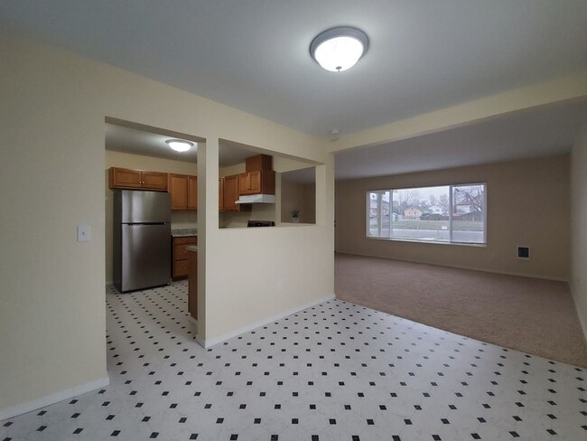 Building Photo - 200cu