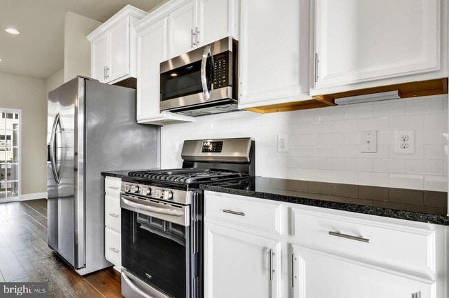 Building Photo - 611 E 7th St