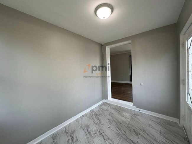 Building Photo - 2123 Davis Ave