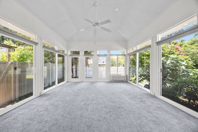 Building Photo - Gorgeous and Spacious 3 Bedroom Ranch in T...