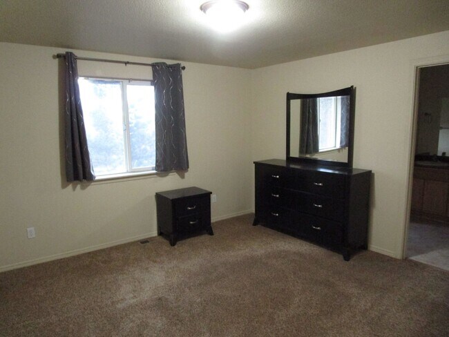 Building Photo - Open Feel Home in Ochoco West Subdivision - Electricity Included! Available Soon!