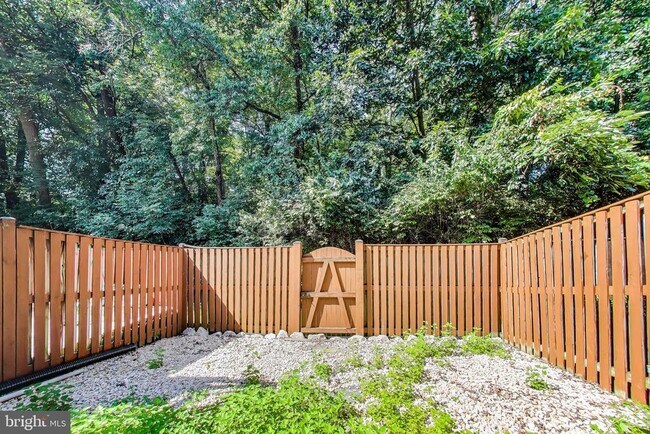 Building Photo - 3027 Mozart Dr