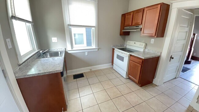 Building Photo - 669 Franklin St