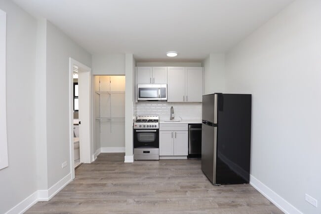 Building Photo - 545 W Belmont Ave