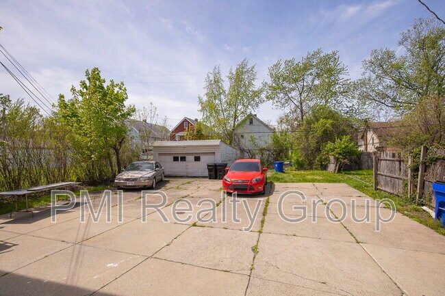 Building Photo - 3600 E 153rd St