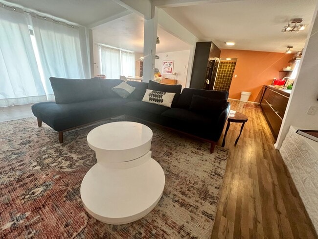 Building Photo - 3 Bedroom 2 Bathroom - Fully Furnished - Mid Century Modern