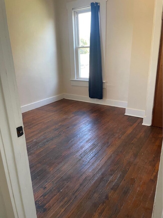 Building Photo - Main floor unit
