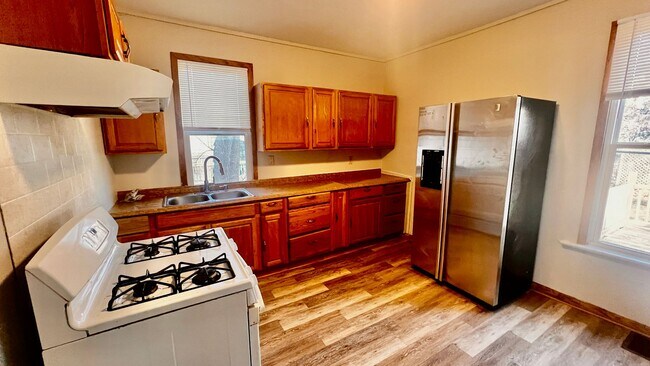Building Photo - Ginormous 6 Bed Single Family Home | Main Level Laundry | Appliances Included | Rear Deck & Front...