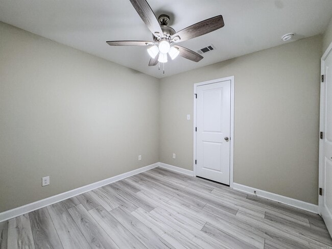 Building Photo - 51 10 Point Ln