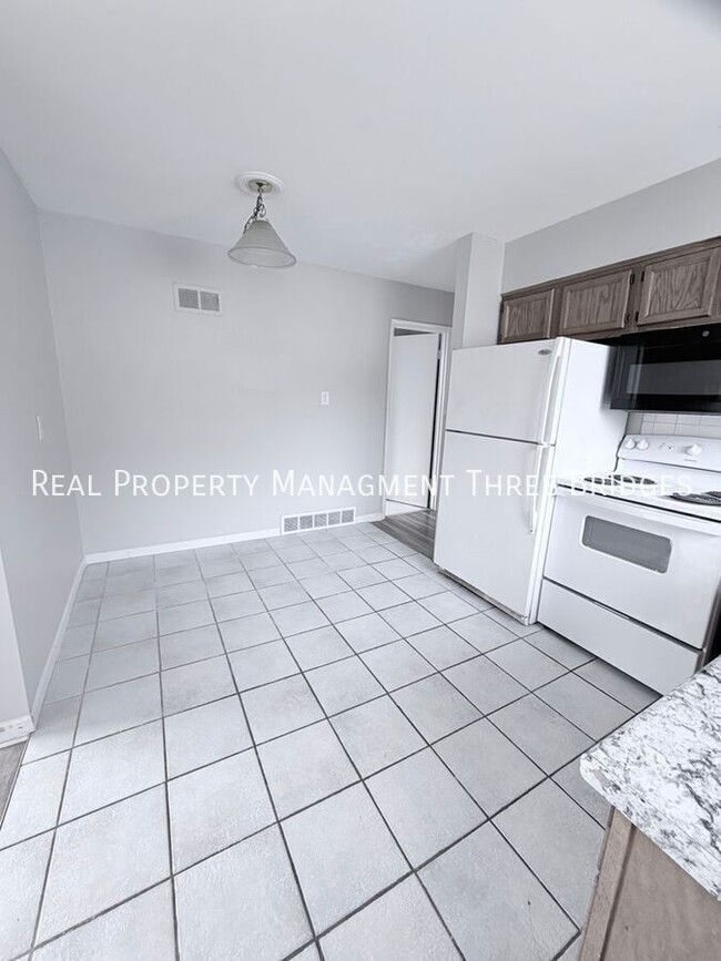 Building Photo - 241 Flora Dr