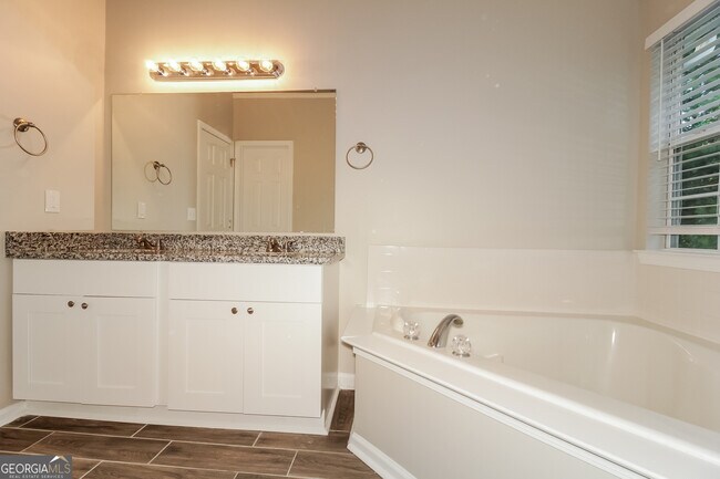 Building Photo - 6251 Village Trace