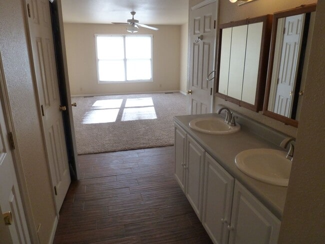 Building Photo - 2002 Middletown Dr