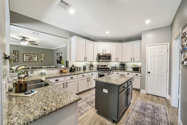 Building Photo - 3711 Pinehurst Dr