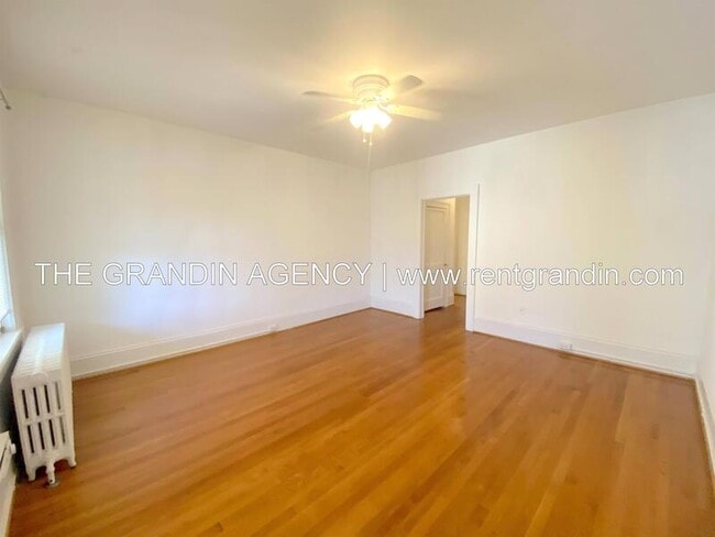 Building Photo - 2504 Longview Ave SW