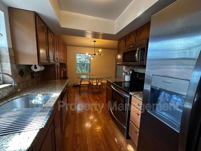 Building Photo - 910 Sycamore Ln