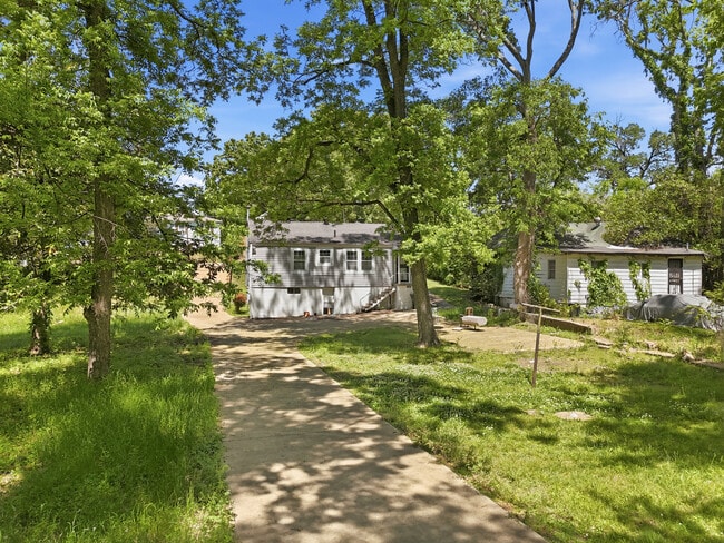 Building Photo - 517 11th Ct W