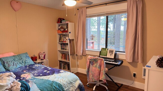 Building Photo - Fantastic Home Close to Schools, Shopping ...