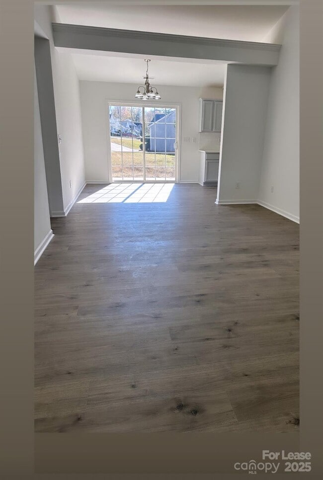 Building Photo - 1356 Pampas Cir