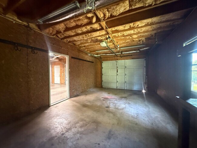 Building Photo - Sunroom, 2-Car Garage & Lawn Care Included | Pet-Friendly Cookeville Home