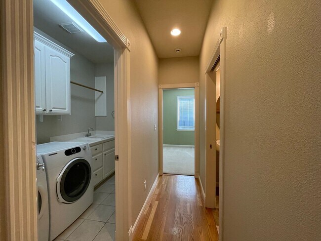 Building Photo - 5 Bed 2.5 Bath + a Den in Tigard/Bull Mountain - Solar Panels, Central A/C and More!