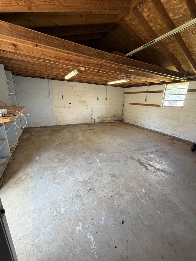 Building Photo - 721 Wayland Dr