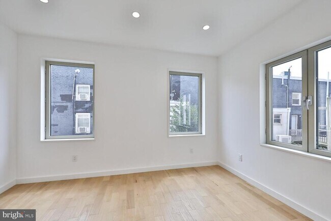 Building Photo - 725 S 6th St