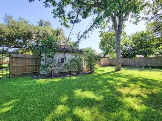Building Photo - 4602 Redstart St