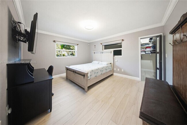 Building Photo - 300 NE 175th St