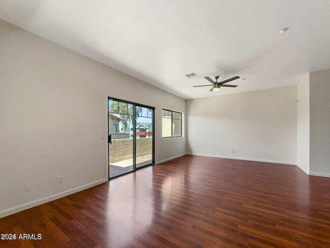 Building Photo - 805 S Sycamore