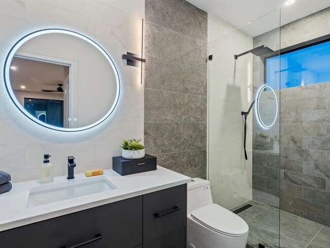 Building Photo - 2467 Hyde Park St