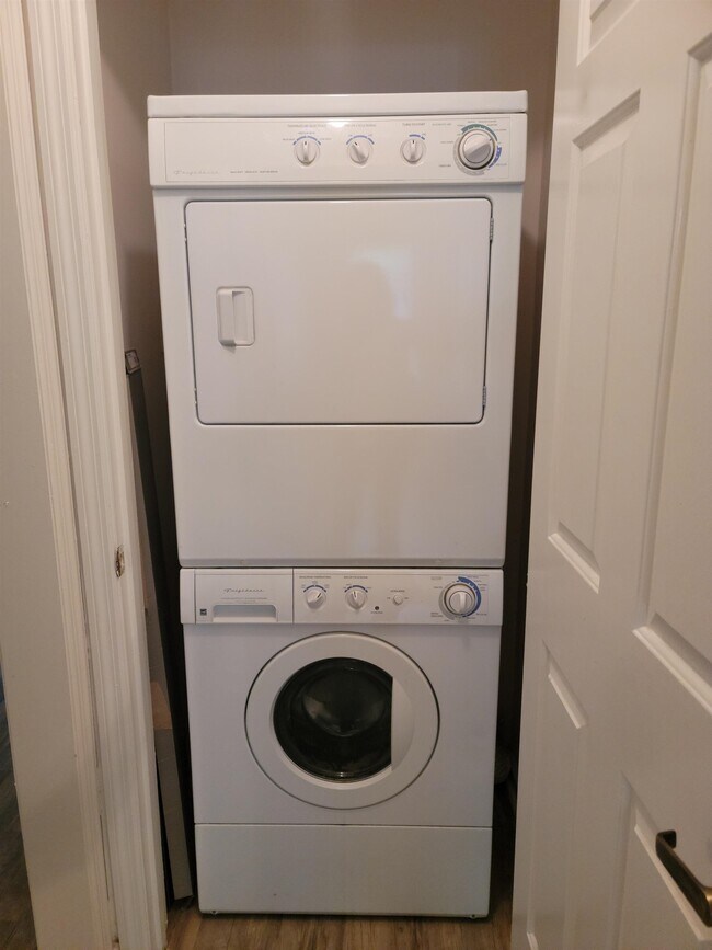 Building Photo - 1221 Tidewater Dr